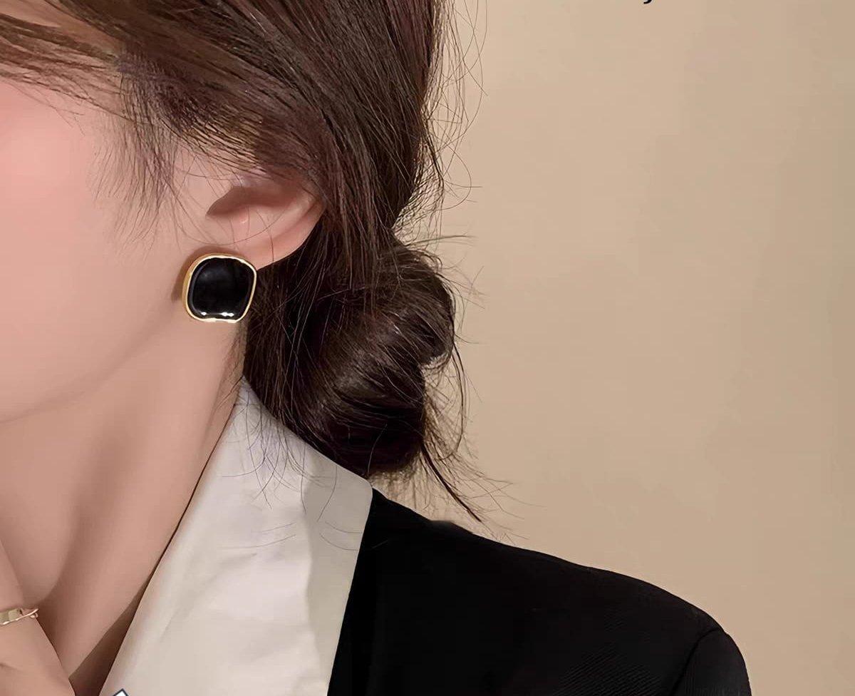 WhatsApp-Image-2025-06-23-at-7.01.55-AM-1 French Square Earrings Elegant Metallic Personalized Irregular Square Earrings - Image 1