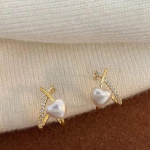 Stylish Minimalist Pearl Heart Earrings - Image 2